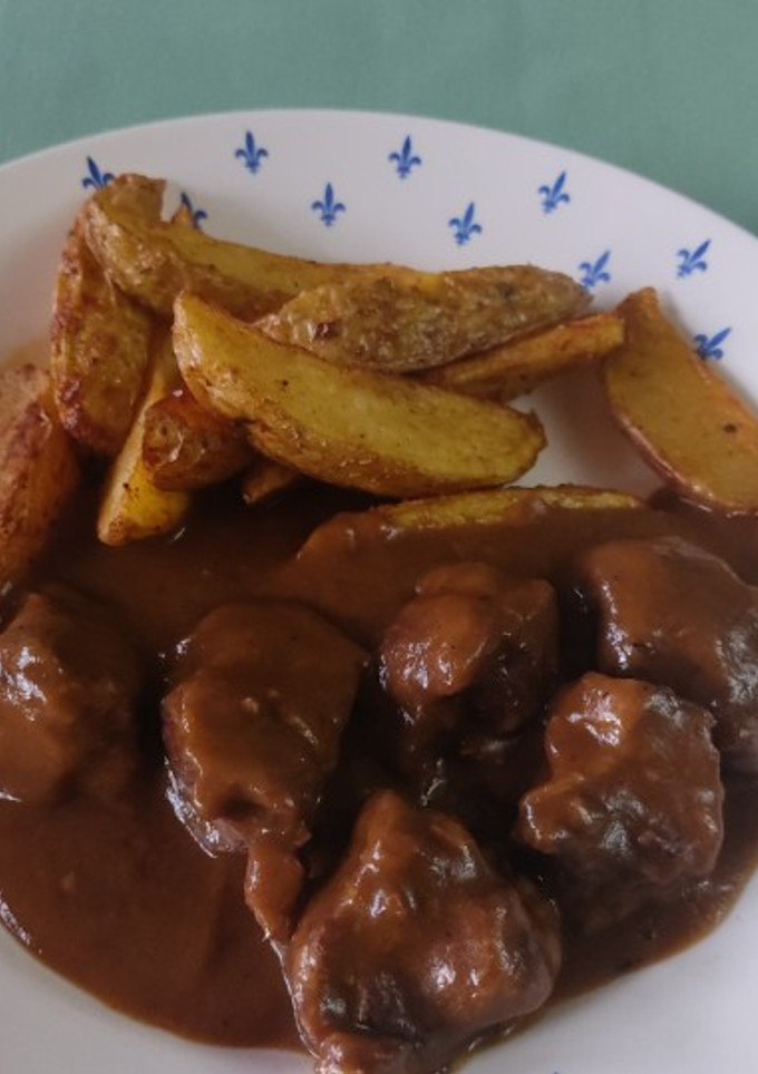 Una foto de Carrillada al vino tinto con patatas especiadas