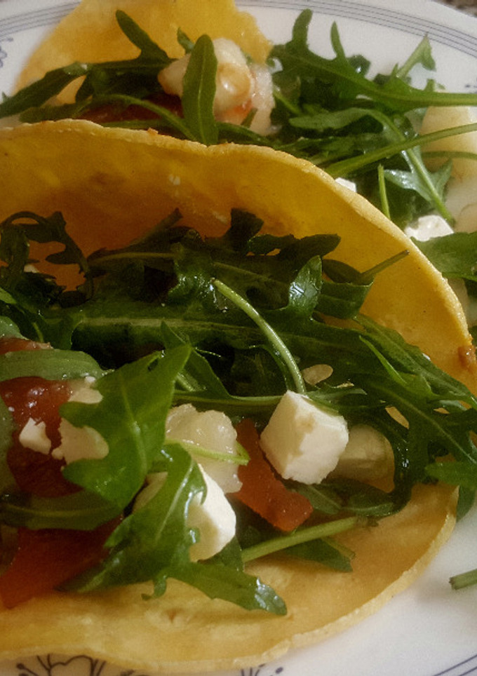 Una foto de Tortillas de Maíz con Ensalada de Rúcula, Queso Feta y Membrillo