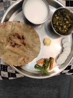 જુવાર બાજરી નો રોટલો (Jowar Bajra Rotlo Recipe In Gujarati) રેસીપી મુખ્ય ફોટો