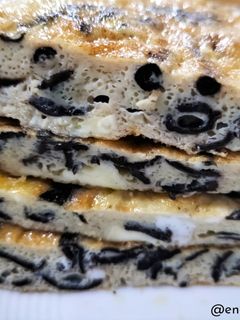 Una foto de Tortilla de trompetas de la muerte y queso brie