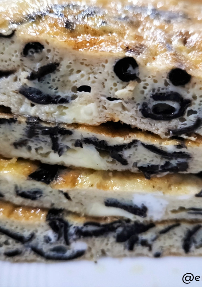 Una foto de Tortilla de trompetas de la muerte y queso brie