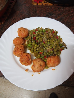 Una foto de Albóndigas de papas, garbanzos y carne con guisantes