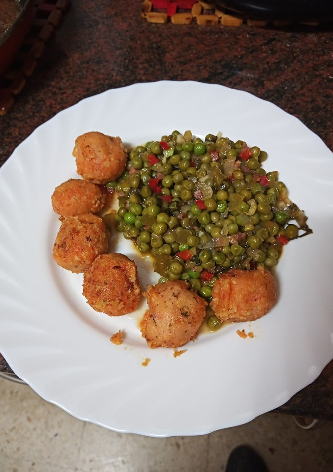 Una foto de Albóndigas de papas, garbanzos y carne con guisantes