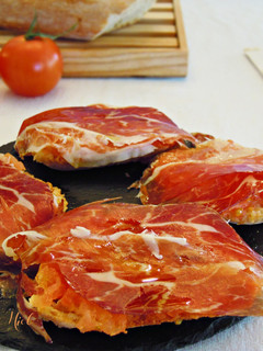 Una foto de Tosta de jamón ibérico con tomate y ajo