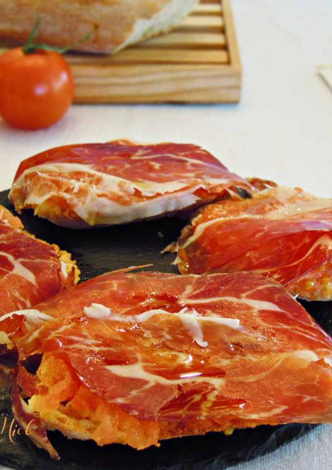 Una foto de Tosta de jamón ibérico con tomate y ajo