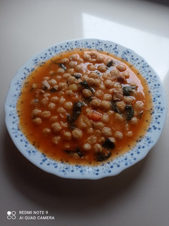 Una foto de Garbanzos con espinacas y bonito