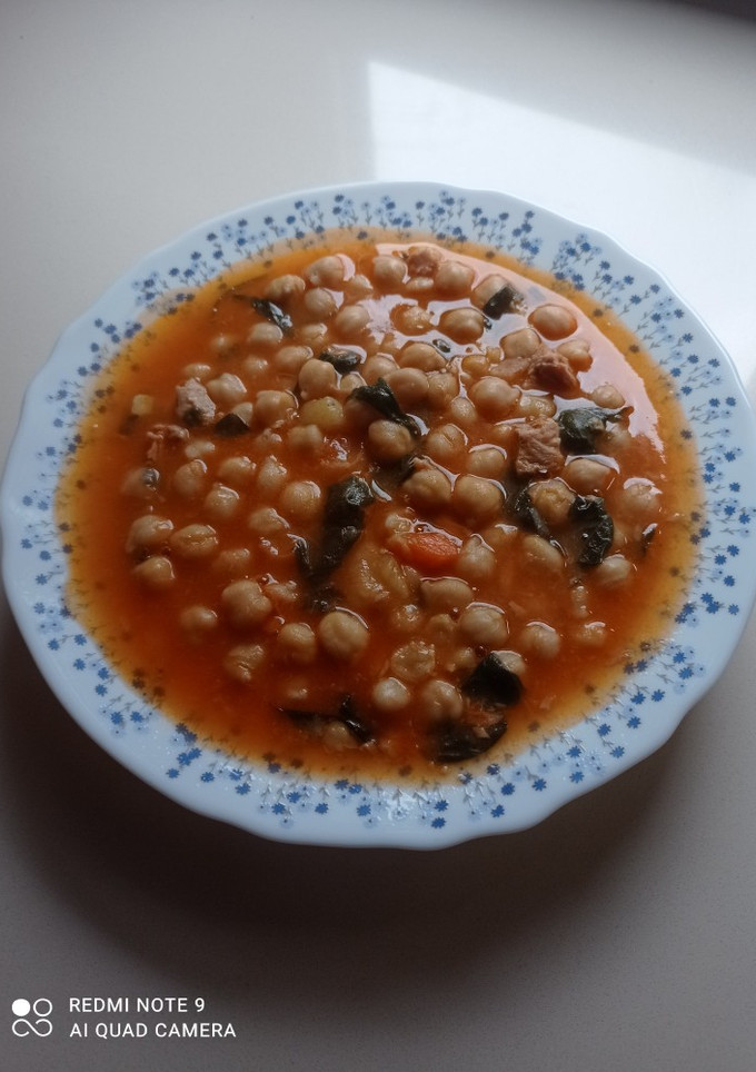Una foto de Garbanzos con espinacas y bonito