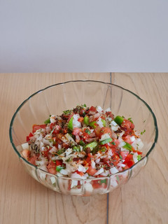 Una foto de Salsa criolla 🍅🫑🧅🧄☘️ versión ensalada 😋 🇦🇷