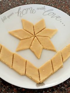 काजू बर्फी (kaju barfi recipe in marathi) रेसिपी चे मुख्य फोटो