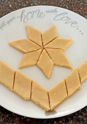 काजू बर्फी (kaju barfi recipe in marathi) रेसिपी चे मुख्य फोटो