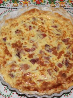 Una foto de Quiche dorada de torta del Casar con jamón ibérico