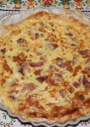 Una foto de Quiche dorada de torta del Casar con jamón ibérico