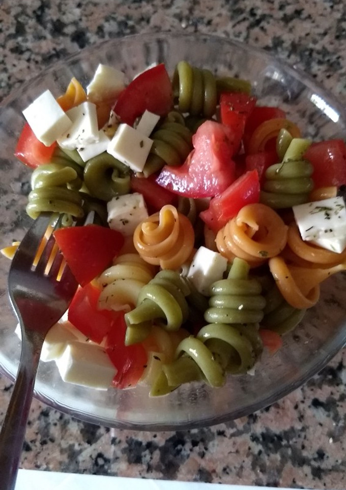 Una foto de Pasta tricolor con tomate, queso y orégano