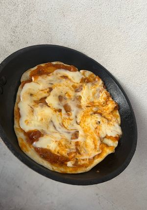 Una foto de Pizza sin levadura al sartén!!