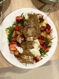 Salad mùa hè với rau rocket, trái cây và mozzarella