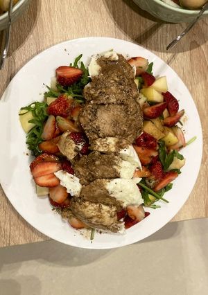 Hình của món Salad mùa hè với rau rocket, trái cây và mozzarella.