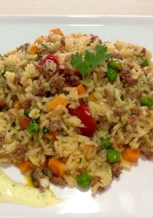 Una foto de Guiso de arroz con carne y verduras