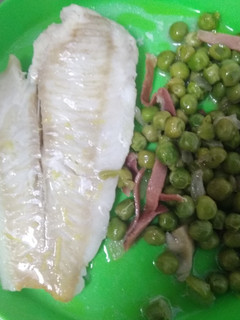 Una foto de Colas de merluza y guisantes con jamón
