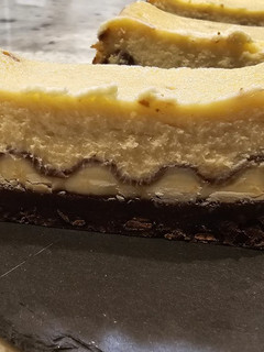 Una foto de Brownie kinder chocolate cheesecake