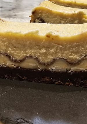 Una foto de Brownie kinder chocolate cheesecake