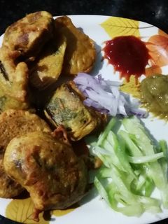आलू बैंगन के पकौड़े (Aloo baingan ke pakode recipe in Hindi) रेसिपी मुख्य फोटो