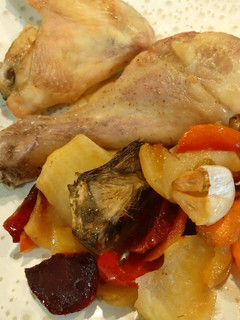 Una foto de Pollo al horno con verduras