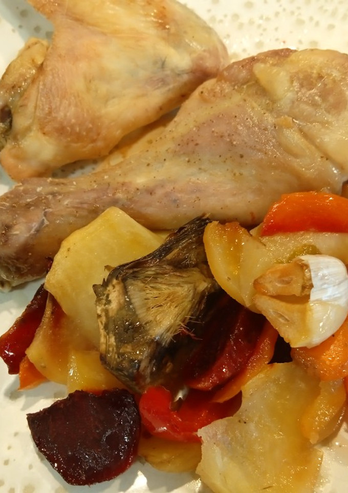 Una foto de Pollo al horno con verduras