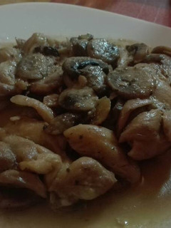 Una foto de Contramuslos de pollo con champiñones