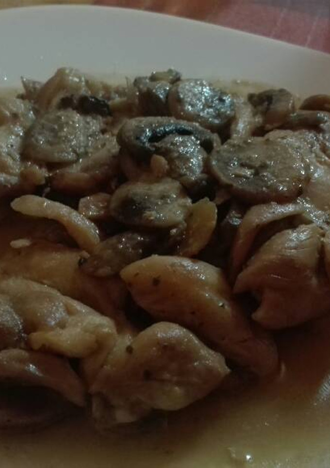 Una foto de Contramuslos de pollo con champiñones