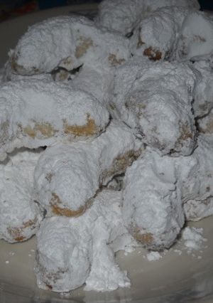A picture of Greek Almond Crescent Cookies.
