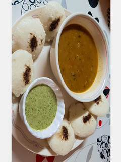 A picture of South Indian Platter....Idli Sambhar with Coconut Chutney..
