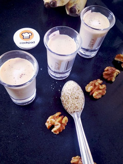 बनाना वॉलनट चोको शेक (banana walnut choco shake recipe in Hindi) रेसिपी मुख्य फोटो