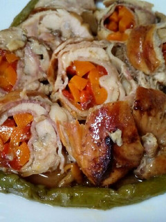 Una foto de Pollo relleno con verduras y bacon