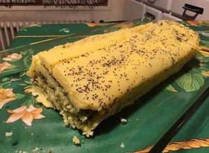 Une photo de Roulé de polenta au jambon, cresson, emmental et pavot bleu