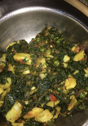पालक आलू मटर (Palak aloo matar recipe in Hindi) रेसिपी मुख्य फोटो