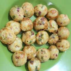 A picture of Bola bola makaroni basah goreng.