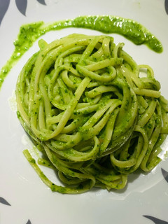 Una foto de Pastas con salsa verde