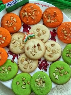 तिरंगा ड्राई फ्रूट कुकीज़ (tiranga dry fruit cookies recipe in Hindi) रेसिपी मुख्य फोटो