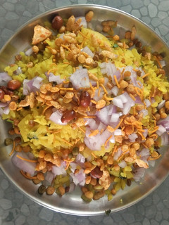 कांदा पोहा (kanda poha recipe in Hindi) रेसिपी मुख्य फोटो