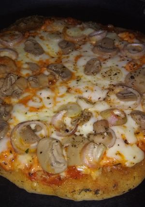 A picture of Mushroom and onion Pizza.