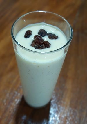 Una foto de Smoothie de plátano enano, mango y pasás