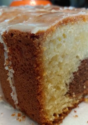 Una foto de Torta de yogurt marmolada