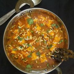 A picture of Matar Paneer.