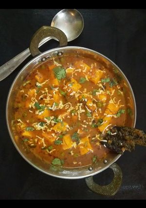 A picture of Matar Paneer.