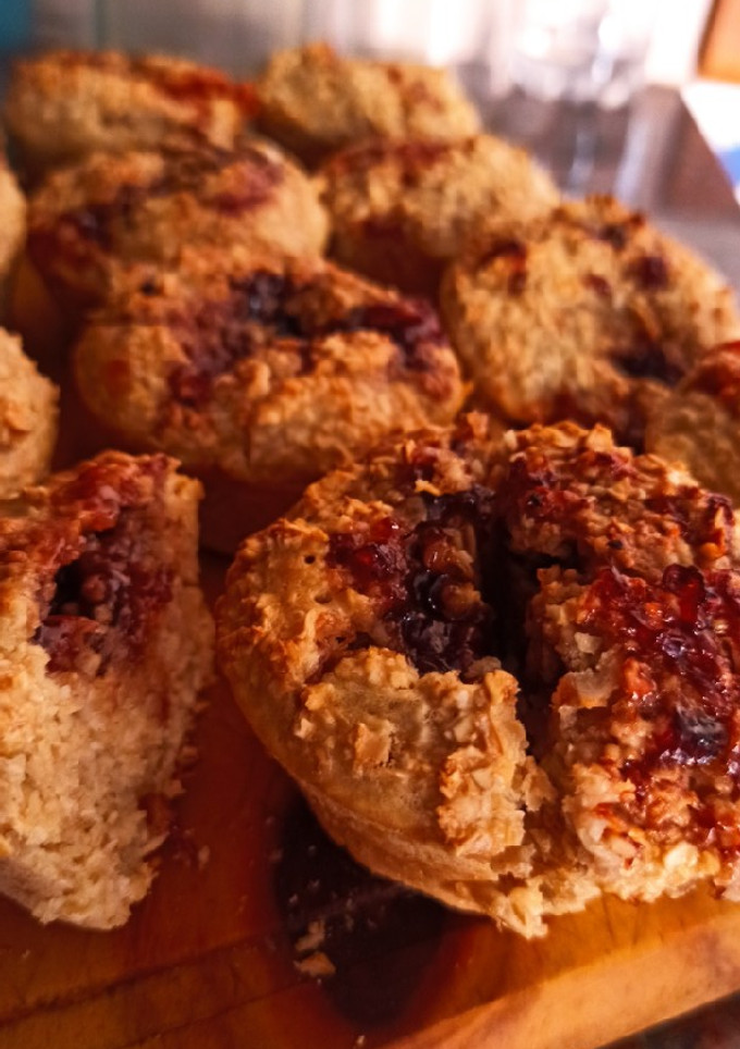 Una foto de Muffins de avena y dulce de frutos rojos 🍓
