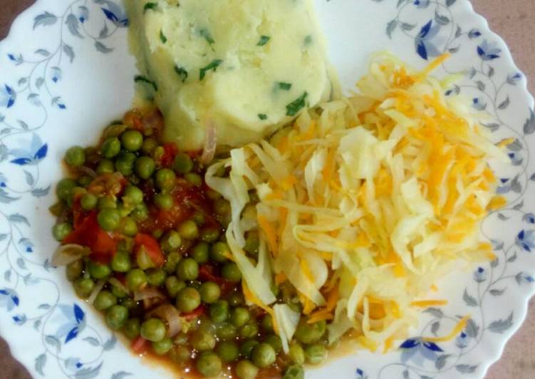 Mashed potatoes, fried peas and steamed cabbage