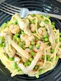 Spaghetti al curry con gambas y navajas al ajillo