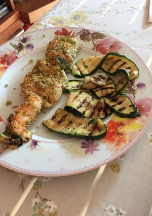 Foto di Spiedini di gamberi e salmone con panatura di pistacchi