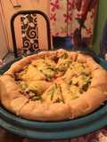 Pizza rellena de queso en las orillas