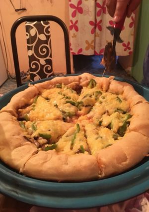 Una foto de Pizza rellena de queso en las orillas